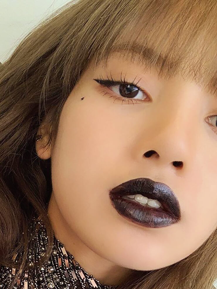 눈 밑에 찍은 점은 신의 한수였다. 리사의 블랙 립 셀피. 