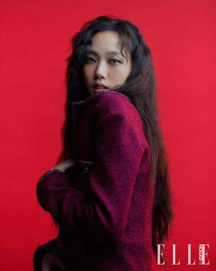 버건디 컬러의 클래식한 트위드 재킷은 Chanel.