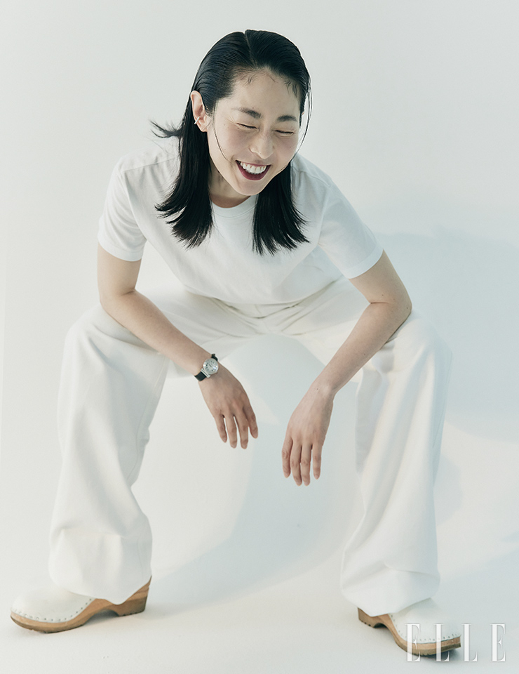 팬츠는 Minjukim. 워치는 Ferragamo Watch by Gallery O’clock. 이어 커프는 Soorium. 톱과 슈즈는 모두 스타일리스트 소장품.