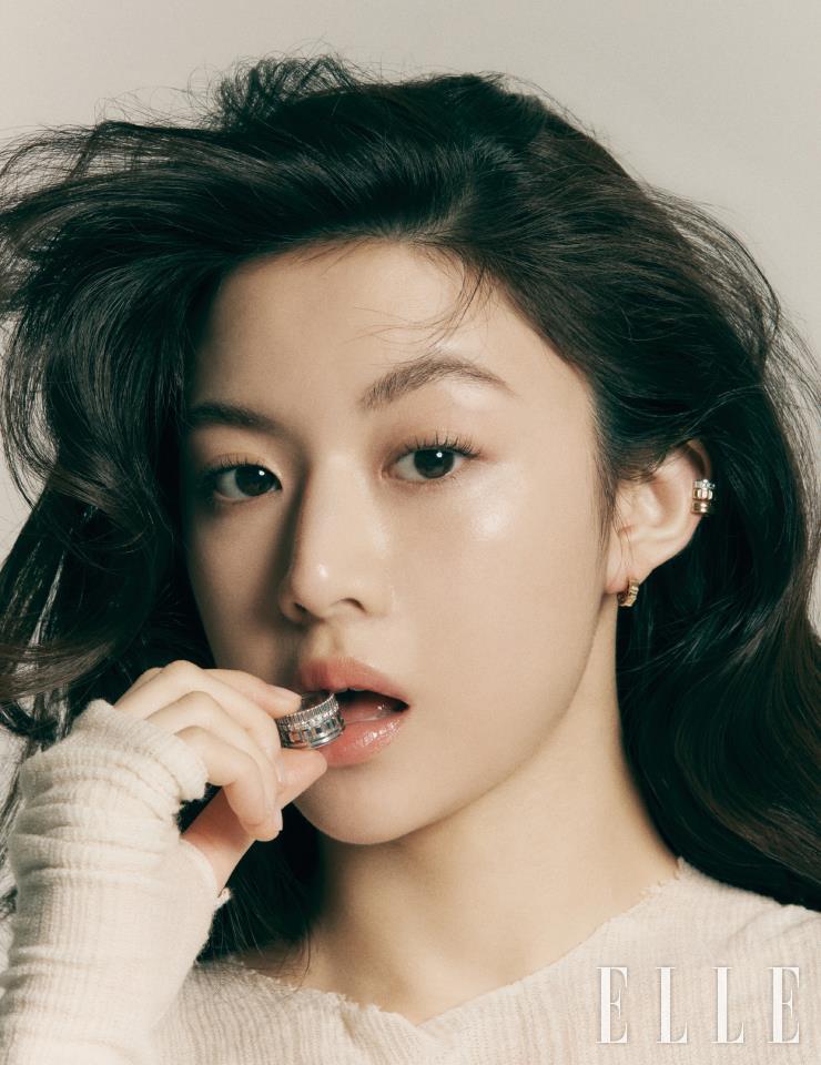 화이트 다이아몬드를 세팅한 옐로골드 콰트로 레디언트 싱글 클립 이어링, 콰트로 클루 드 파리 싱글 클립 이어링, 콰트로 레디언트 화이트골드 다이아몬드 라지 링은 모두 Boucheron. 톱은 스타일리스트 소장품.
