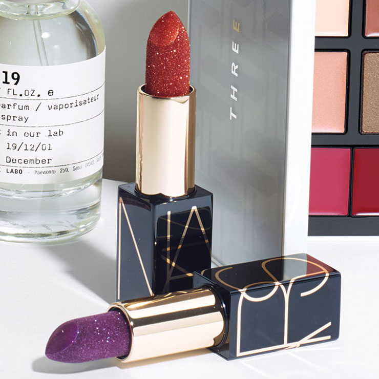 영롱하게 반짝이는 글리터가 메이크업 포인트로 제격이다. 한 번만 발라도 디스코 볼처럼 화려하고 강렬한 발색이 파티 주인공으로 만들어줄 것. 디스코 더스트 립스틱 제리, 펫, 각 4만1천원대, Nars.