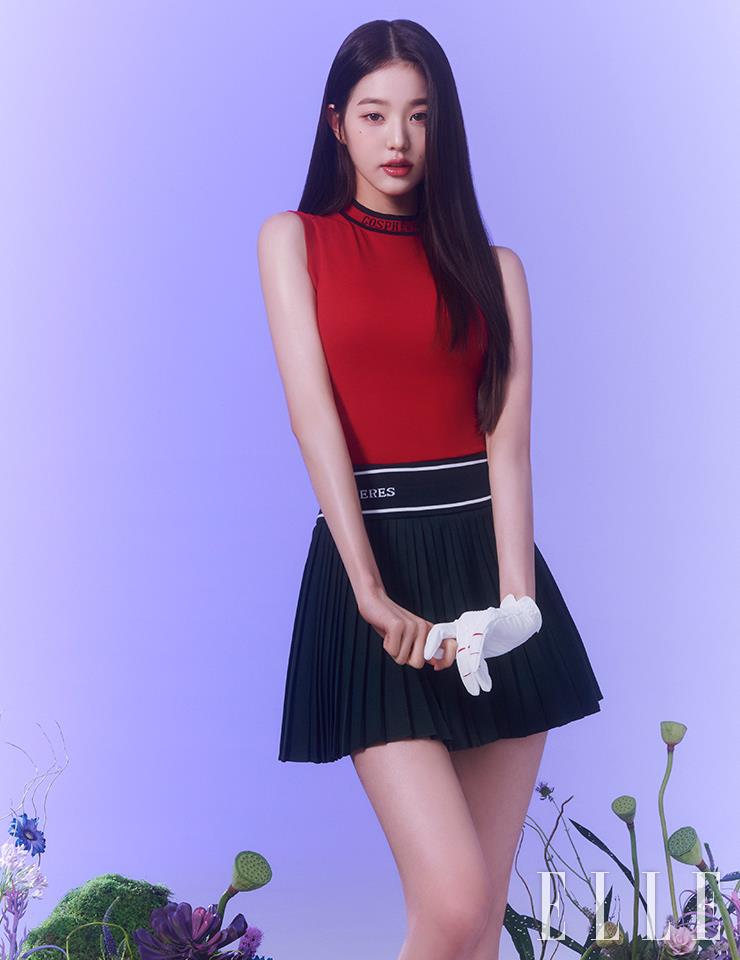 하프넥 슬리브리스와 딥 그린 컬러 아코디언 스커트, 글러브는 모두 Gospheres.