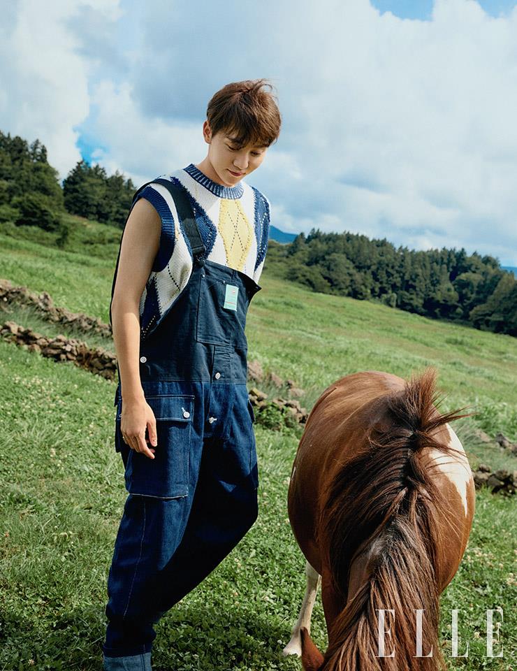  니트 베스트는 GENERAL IDEA. 데님 오버룰즈는 스타일리스트 소장품.