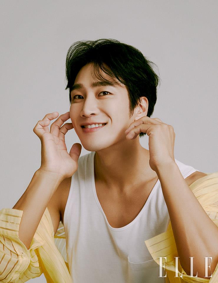 시스루 스트라이프 셔츠 Montsenu. 데님 팬츠는 Gucci.