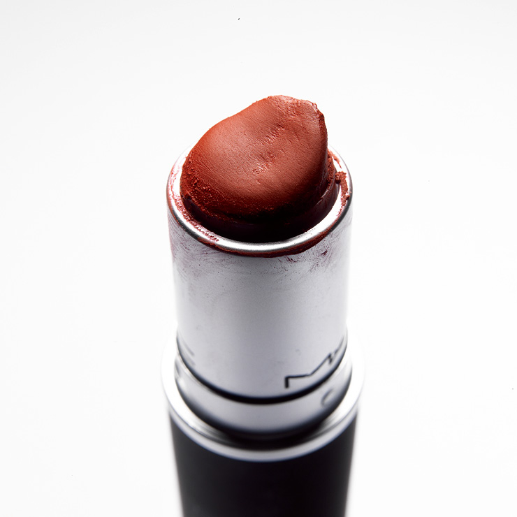 따뜻한 브릭 레드 컬러로 부드러운 발림성과 매트한 마무리를 자랑하는 파우더 키스 립스틱, #디보티드 투 칠리, 3만1천원대, MAC.