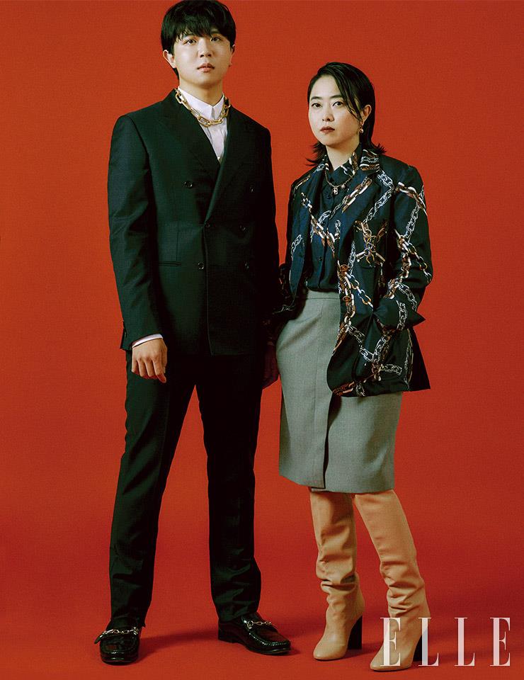 박세영이 입은 더블 수트 세트업과 셔츠, 슈츠는 모두 Louis Vuitton. 네크리스는 스타일리스트 소장품. 전고운이 입은 프린티드 블레이저와 블라우스, 그레이 스커트, 슈즈, 네크리스와 이어링은 모두 Louis Vuitton. 