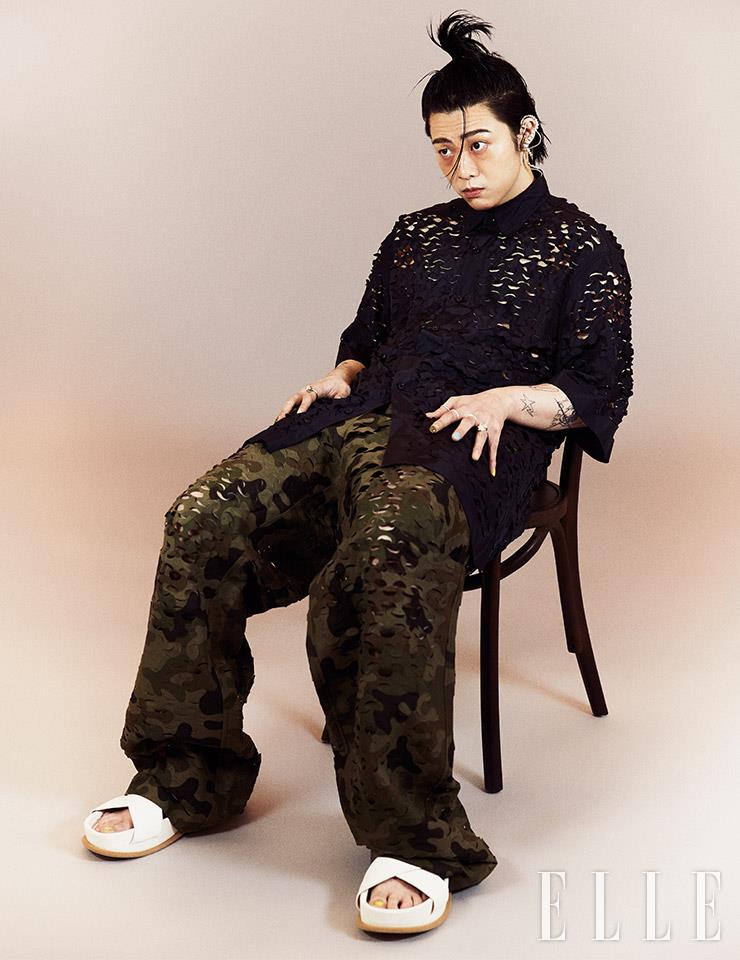 레이저 커팅이 독특한 블랙 셔츠와 카무플라주 팬츠, 샌들은 모두 Dries Van Noten by Boontheshop Men. 