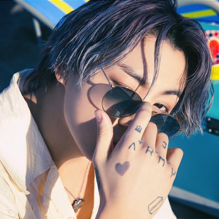 정국의 그러데이션 들어간 금속테 선글라스는 레이밴. &copy;인스타그램 bts.bighitofficial