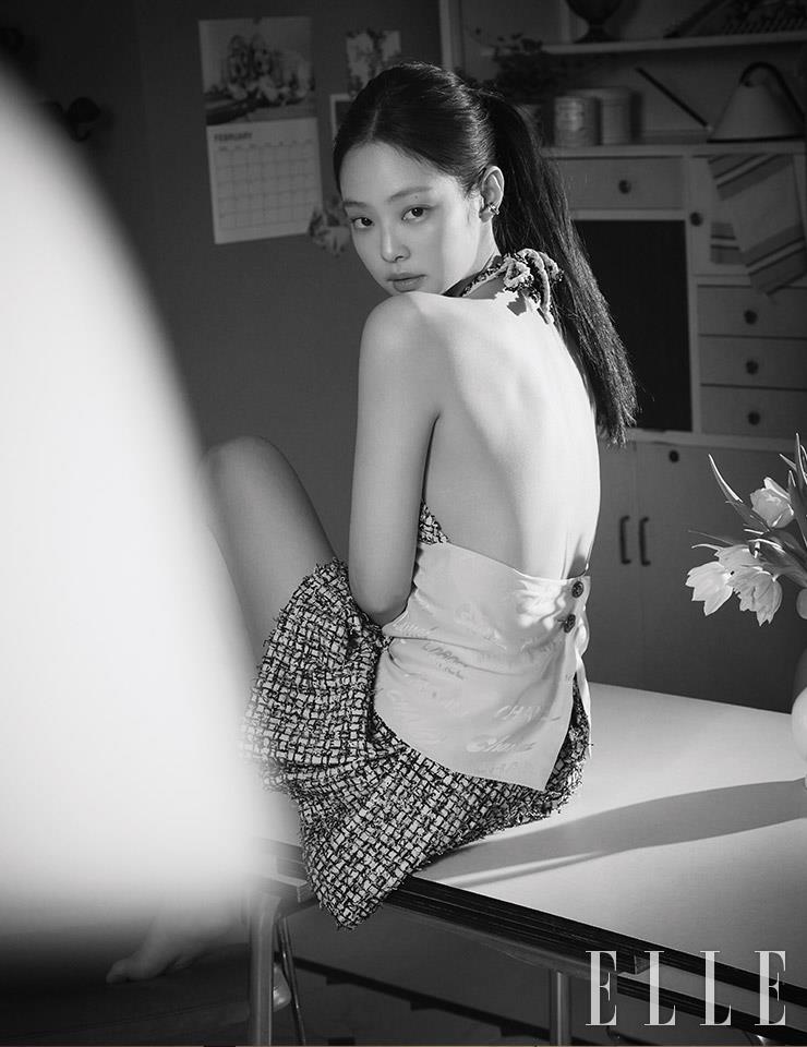 베이지와 화이트골드가 세트인 커프 형태의 코코 크러쉬 이어링은 Chanel Fine Jewelry.