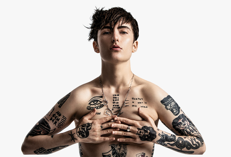 목걸이와 반지는 모두 CelineHomme by Hedi Slimane. 