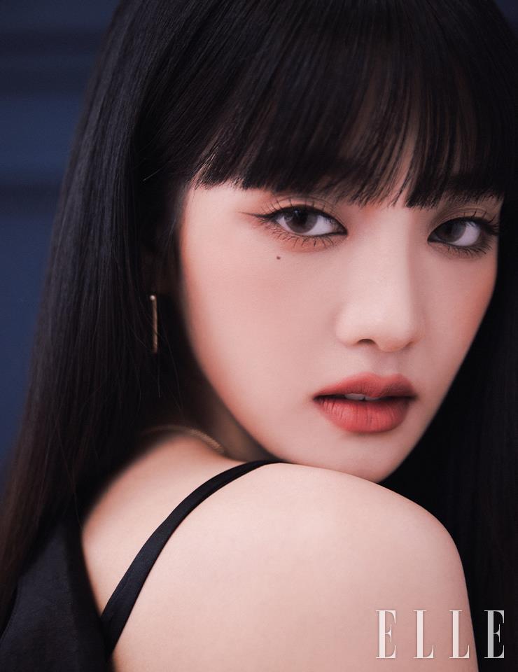 뷔스티에 레이어드 셔츠는 YCH. 벨티드 슬릿 데님 팬츠는 Songe Creux. 슈즈는 Sergio Rossi. 네크리스와 이어링은 모두 스타일리스트 소장품.