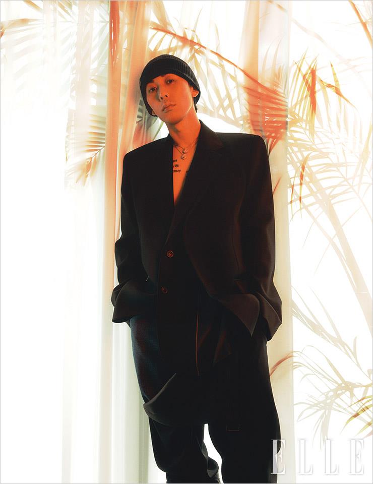 레이어드 디테일의 재킷과 데님을 더한 팬츠는 모두 Y/Project by 10 Corso Como Seoul. 다이아몬드를 세팅한 네크리스는 ‘블라디미르 르 샤’ 애니멀 컬렉션으로 모두 Boucheron. 비니는 개인 소장품.