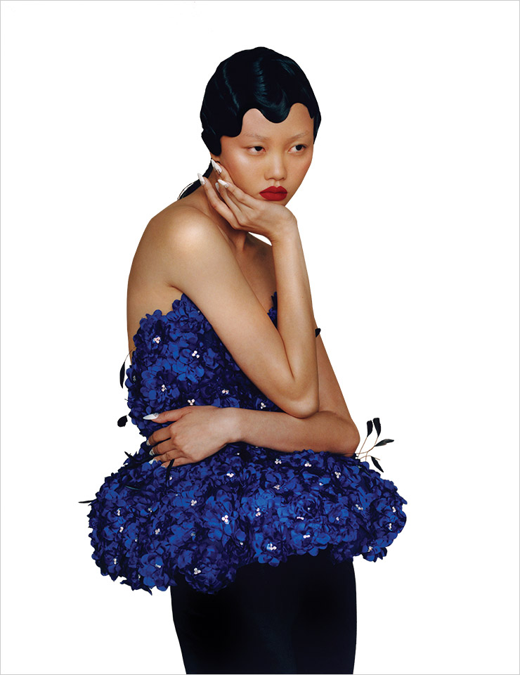 해녀와 넘실거리는 파도의 모습을 재해석한 미스 소희의 2021 FW 컬렉션. 디자이너 박소희는 자연적인 요소에서 많은 영감을 받는다. 