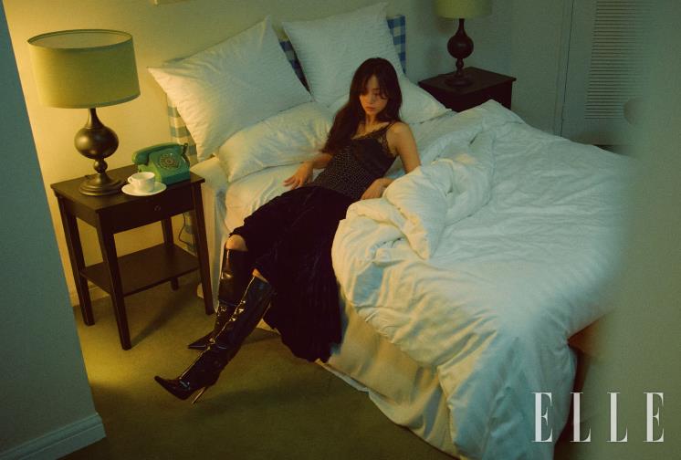 신현빈이 입은 도트 실크 모슬린 소재의 톱과 미디 플리츠스커트, 부츠는 모두 Saint Laurent by Anthony Vaccarello.