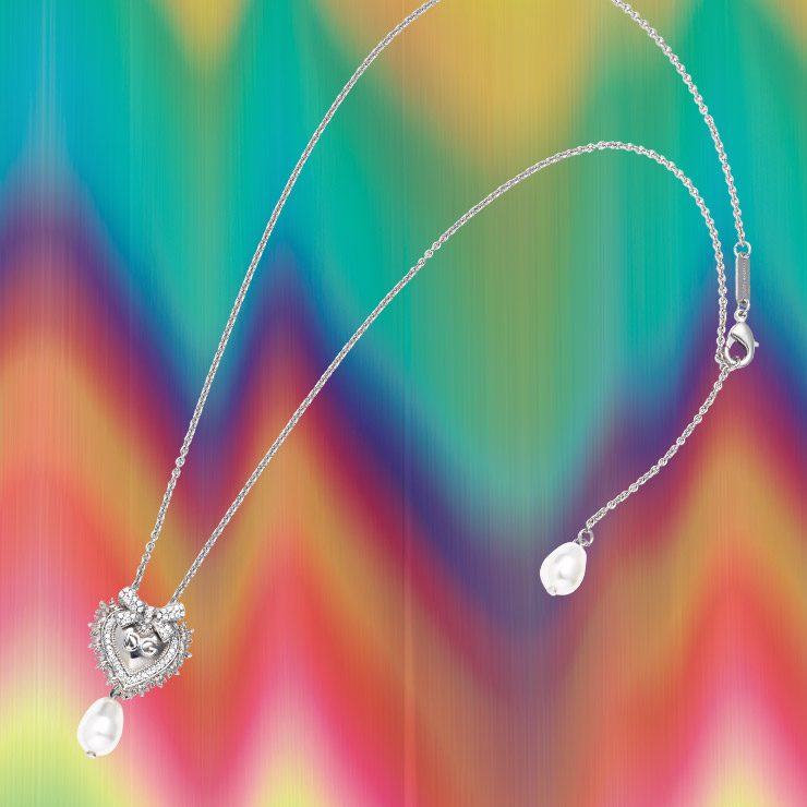 사랑스러운 하트 펜던트 네크리스는 가격 미정, Dolce & Gabbana.