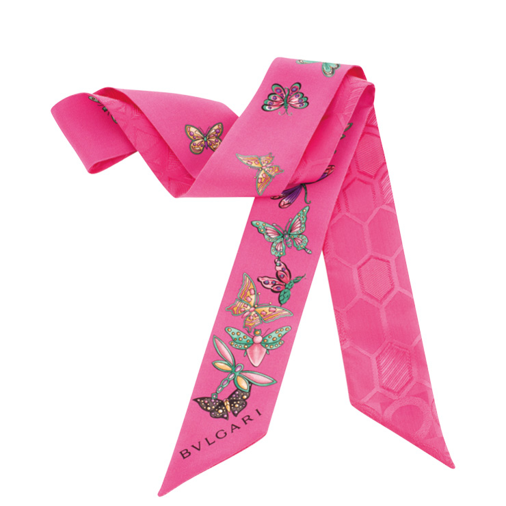 목이나 머리에 가볍게 묶어 연출하기 좋은 트윌 스카프는 22만원, Bvlgari. 