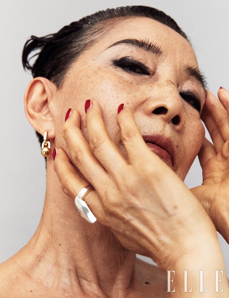 또렷하고 강단 있는 눈빛은 Dior Beauty 크레용 아이라이너 워터프루프, 094 트리니다드 블랙을 스머징하듯 사용해 강조했다. 입술엔 Chanel 루쥬 알뤼르 벨벳, 70 유니크를 전체적으로 가볍게 덧발라 완성. 골드 이어링은 COS. 실버 링은 Bottega Veneta.