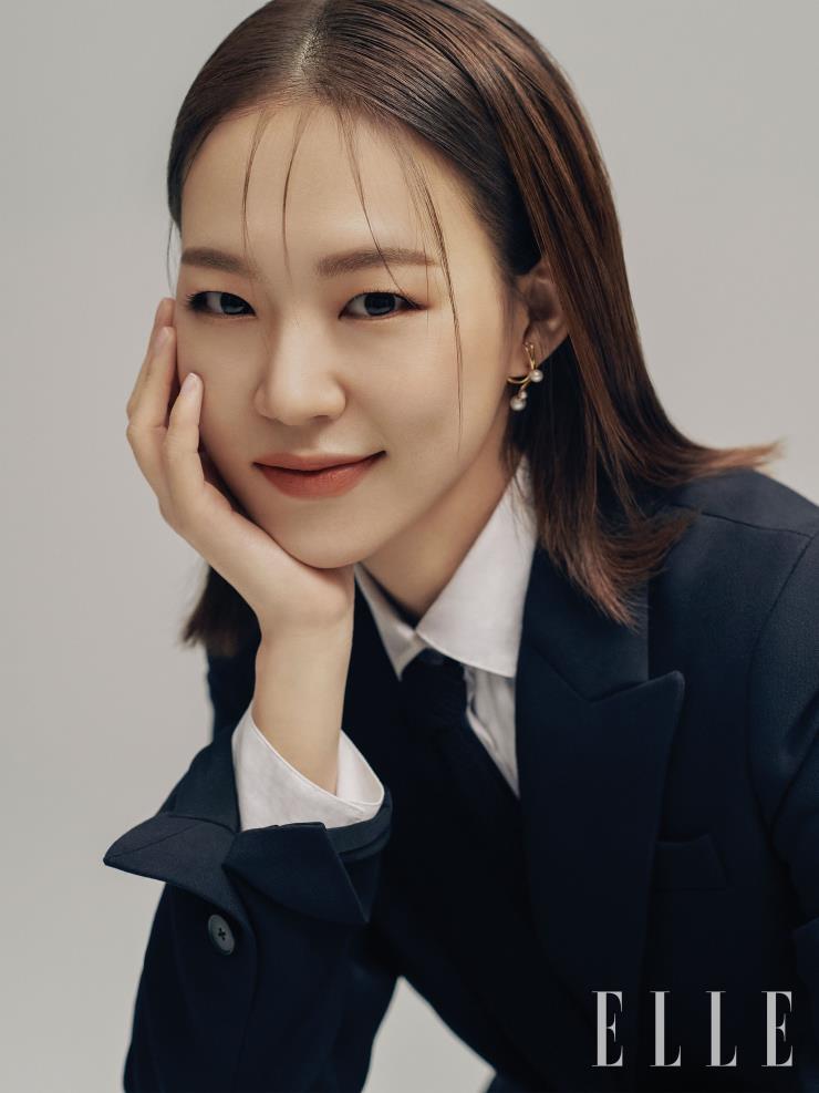 자켓, 셔츠, 타이 모두 Dior. 진주 포인트 언발 이어링은 Hyeres Lor.