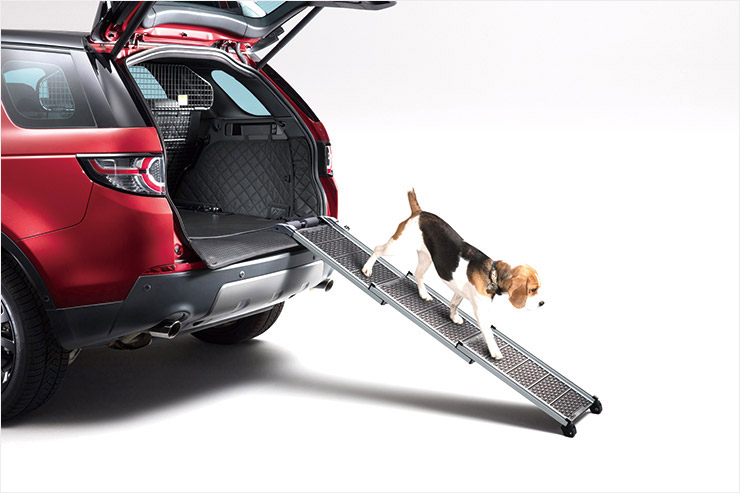 반려견이 자동차 트렁크에 쉽게 오르게 해주는 랜드로버의 ‘펫 백’ 리프트. 