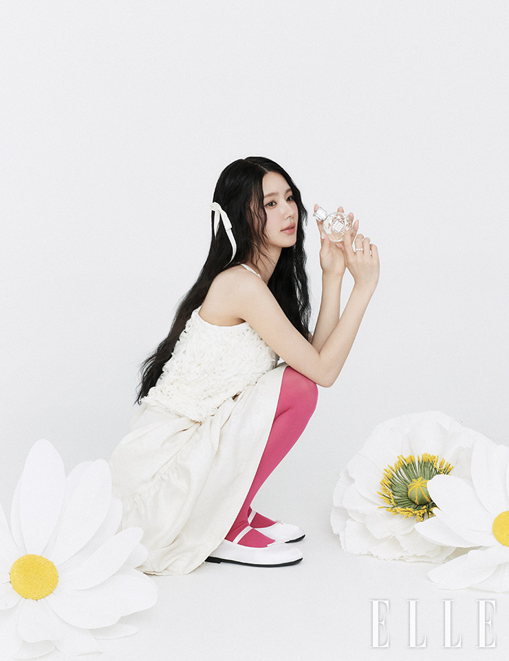 사랑스러움의 의인화, 미연을 위한 질스튜어트 뷰티의 향은 화이트 플로럴! 더운 날씨에도 싱싱한 꽃을 피워내는 릴리와 복숭아, 딸기, 샌들우드 등이 조화를 이루며 눈앞에 새하얀 꽃이 피어나는 듯한 이미지를 선사한다. 오 드 화이트 플로럴, 50ml 5만1천원, JILLSTUART Beauty.