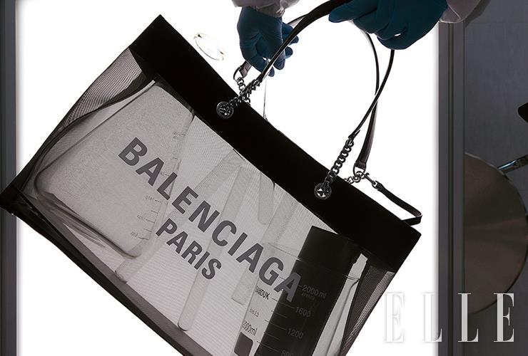 로고를 더한 메시 빅 쇼퍼백은 Balenciaga.