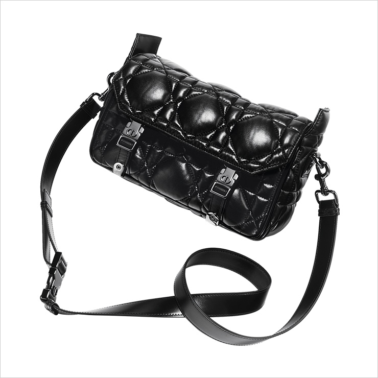 볼륨감 있는 퀼팅 장식의 레더 크로스보디백은 가격 미정, Dior.