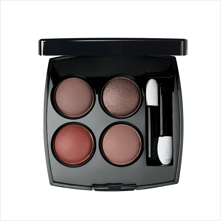 모던하고 도회적인 느낌의 음영을 연출하기에 제격인 레 꺄트르 옹브르, 328 블러리 모브, 8만5천원, 모두 Chanel.