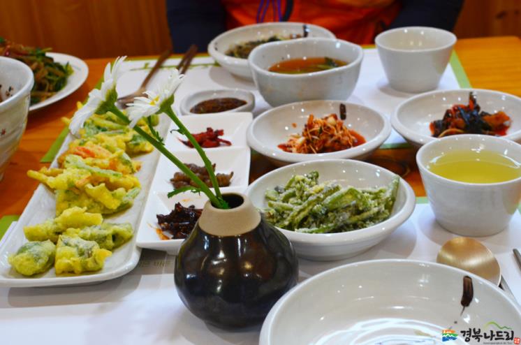 산수유길사이로
