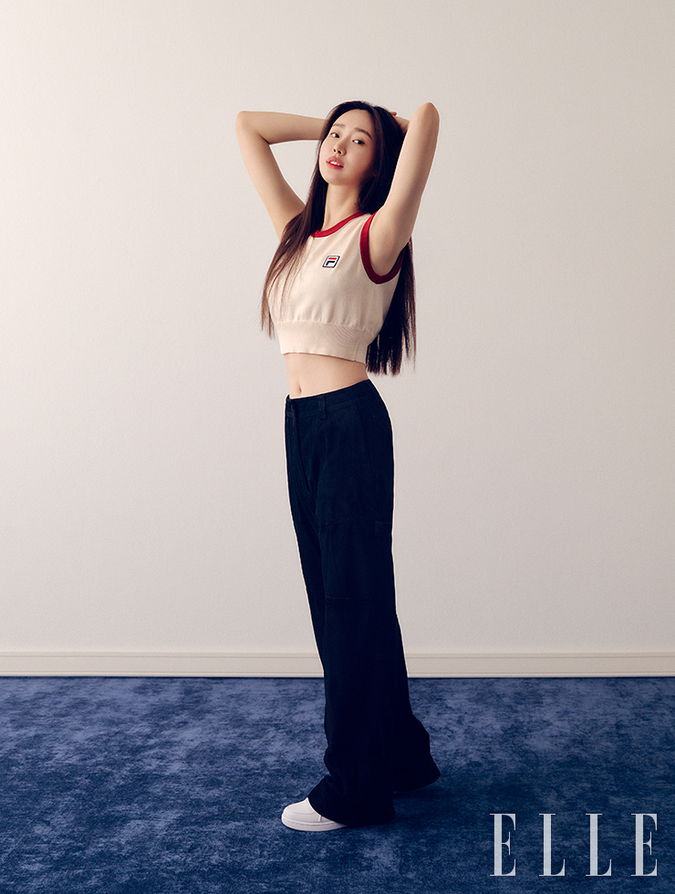 헤리티지 크롭 스웨터 베스트는 7만9천원, 타르가 클럽 슈즈는 7만9천원, 모두 Fila. 팬츠는 스타일리스트 소장품.