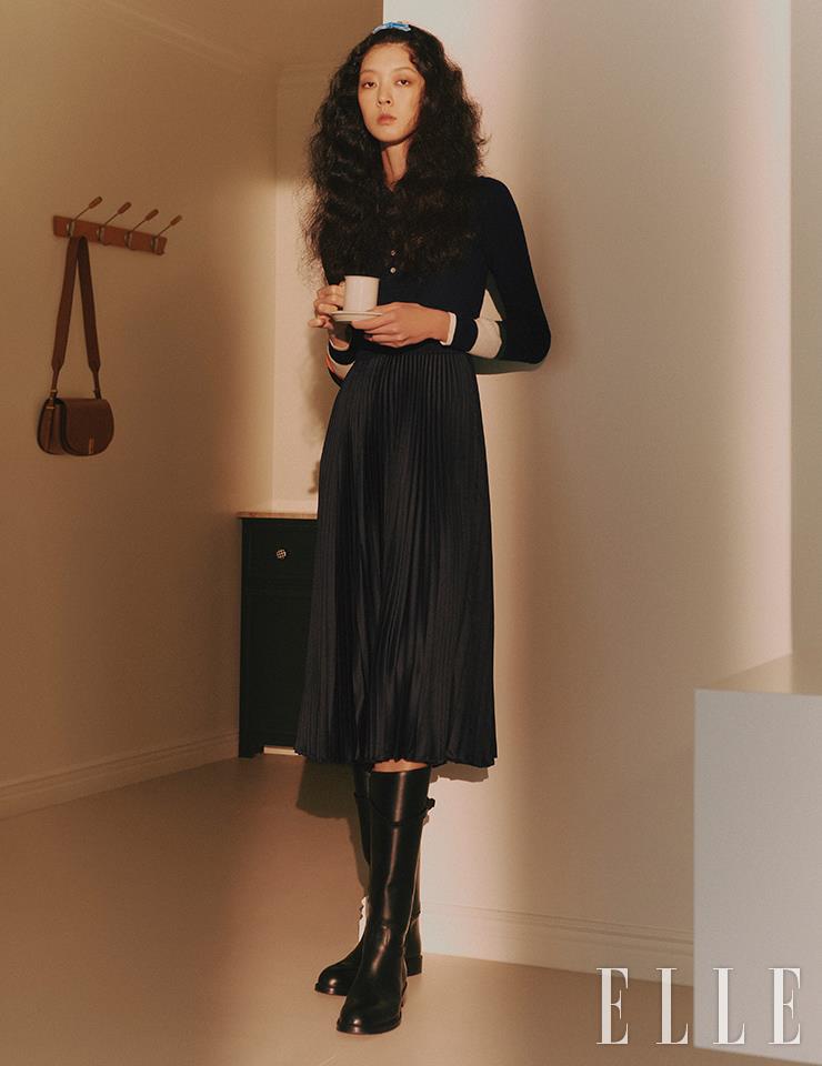 배색으로 포인트를 준 네이비 플리츠 드레스와 블랙 레더 부츠, ‘ID 새들’ 백은 모두 Polo Ralph Lauren.