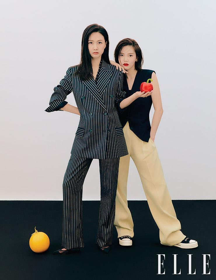 박소현이 입은 스트라이프 수트는 Victoria Beckham by Super Normal. 스카프는 Alberto Biani by Super Normal. 스틸레토 슈즈는 Jimmy Choo. 효정이 입은 블랙 베스트는 & Other Stories. 아이보리 컬러의 팬츠는 Golden Goose. 블랙 컬러의 스니커즈는 Converse. 