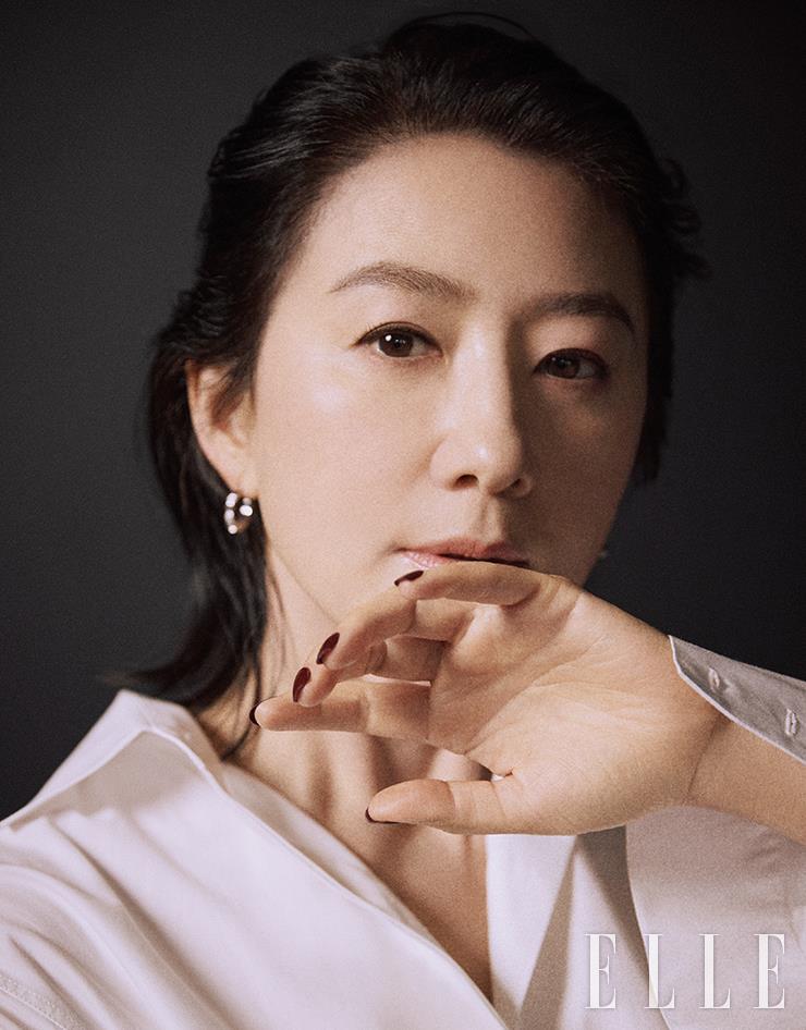  화이트 셔츠는 Alaïa. 후프 이어링은 Chaumet.