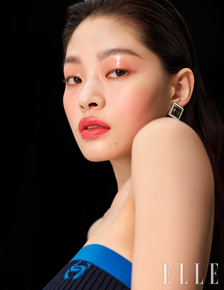 따사로운 햇살을 얼굴에 가득 머금은 듯한 메이크업 룩. N&deg;1 DE CHANEL 레드 까멜리아 립 앤 치크 밤, 4 웨이크-업 핑크로 눈가와 양 볼, 관자놀이까지 원 톤으로 물들이고, 눈두덩에만 글로스를 덧입혀 섬세한 광택감을 표현한다. 루쥬 알뤼르 렉스트레, 848을 입술에 발라 마무리한다. 사용 제품은 모두 Chanel. 톱과 이어링은 모두 Chanel.