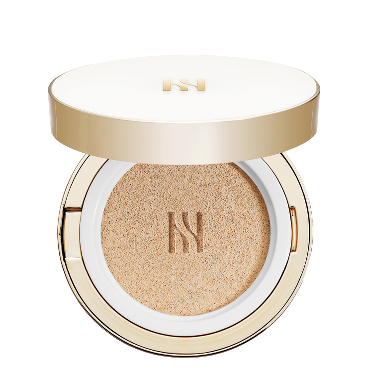 아티스트가 연출한 듯한 얇고 정교한 광채를 손쉽게 완성할 수 있는 쿠션 파운데이션. 여러 번 두드려 덧발라도 뭉치거나 밀리지 않고 피부 결이 더욱 고르게 정돈되는 글로우 래스팅 쿠션, 6만원(리필 3만5천원), Hera.