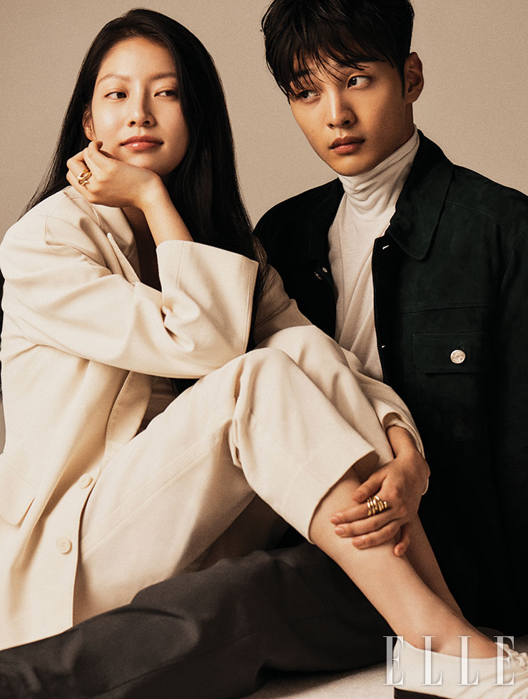 공승연이 입은 매니시 재킷과 팬츠는 모두 Daejoongso. 플랫 슈즈는 Low Classic. 링은 모두 John Hardy. 김민재가 입은 스웨이드 재킷은 Reiss. 그레이 팬츠는 Navy by Beyond Closet. 화이트 터틀넥 스웨터는 스타일리스트 소장품.