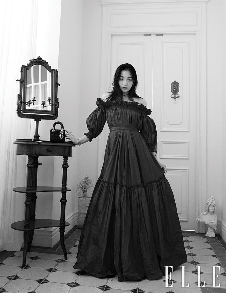 레드 실크 태피터 드레스와 골드 이어링, ‘디-르네상스’ 초커, 오픈 뱅글 브레이슬렛, 오른손에 낀 새 모티프의 링, 블랙 컬러의 ‘마이크로 레이디 디올 백’은 모두 Dior.