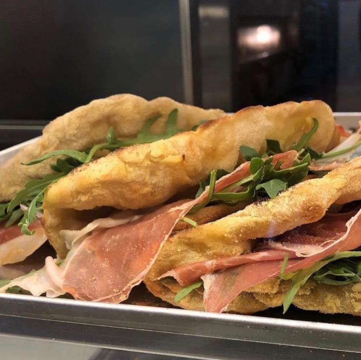 고메 포카치아와 샌드위치, 살루미, 치즈 등 가벼운 이탈리아식 길거리 음식과 스프리츠 등을 선보이는 포카치아 델라 스트라다.