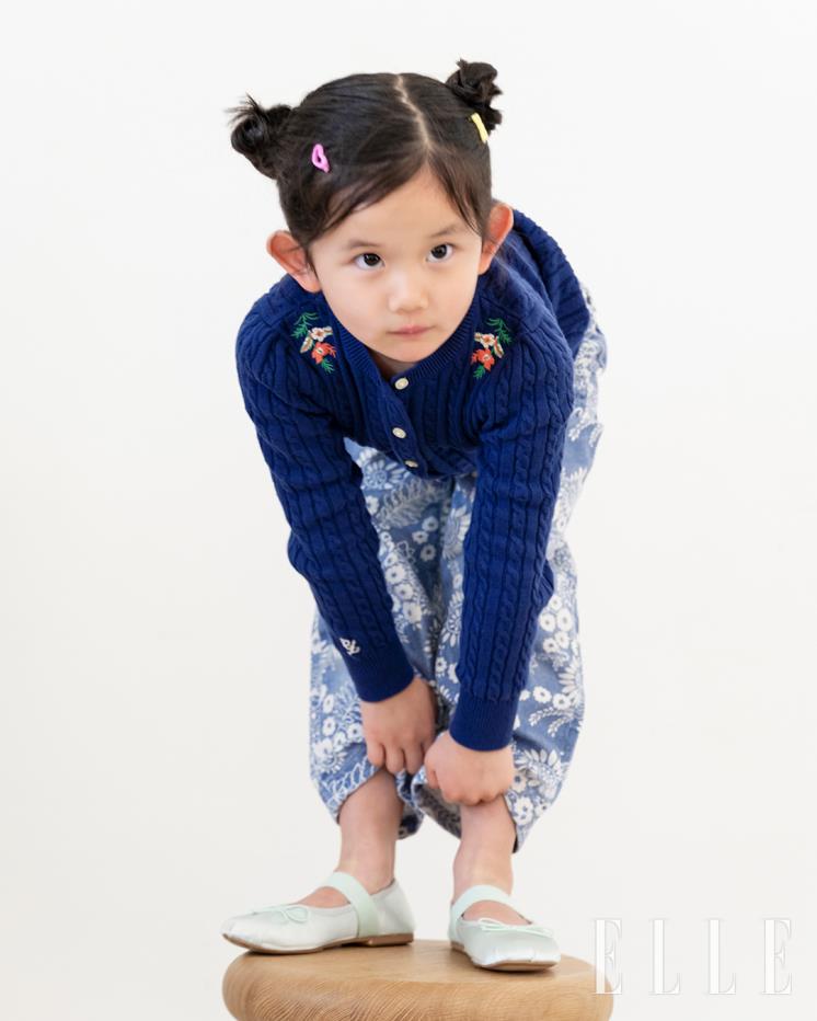 플로럴 자수가 새겨진 케이블 코튼 카디건 , 플로럴 프린트 장식의 와이드 핏 레그 크롭트 진은 모두  Polo Ralph Lauren Children.