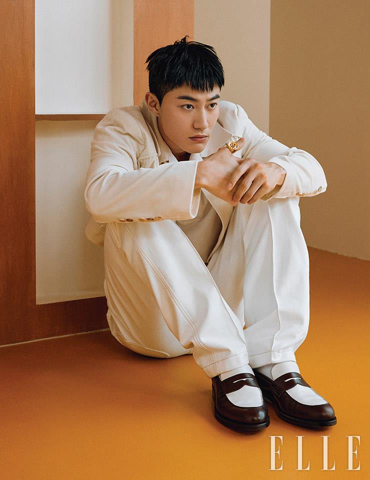 재킷과 셔츠, 팬츠는 모두 로퍼는 스타일리스트 소장품. 링은 Portrait Report.