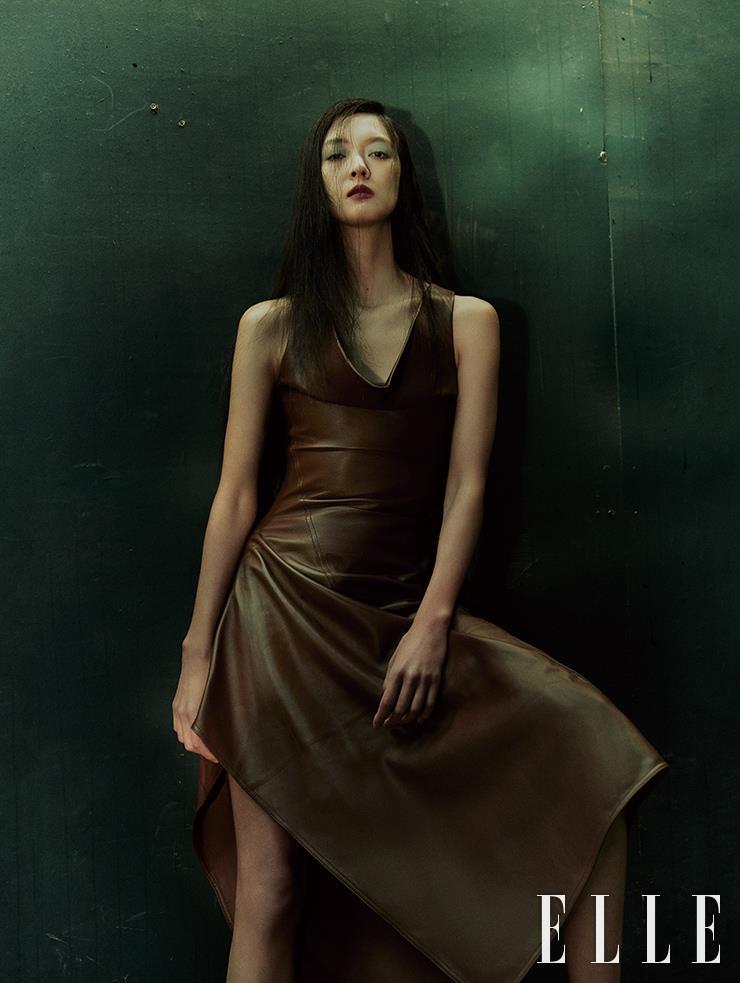언밸런스 실루엣의 나파 레더 드레스는 Bottega Veneta.