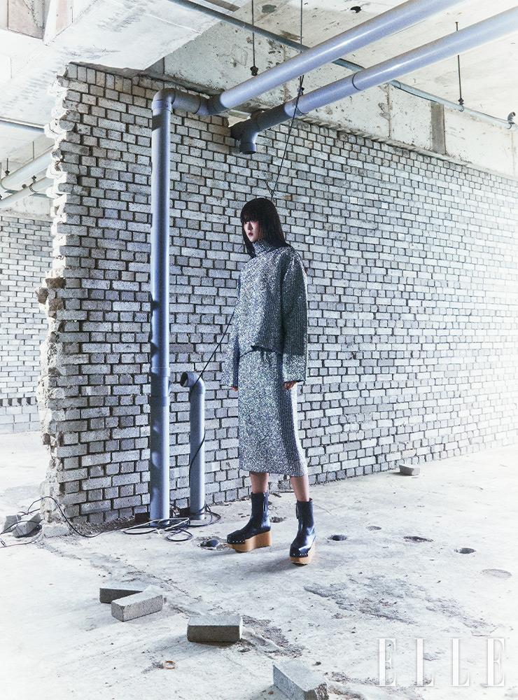 메탈릭한 실버 컬러 울 터틀넥과 스커트, 플랫폼 앵클부츠는 모두 2 Moncler 1952. 