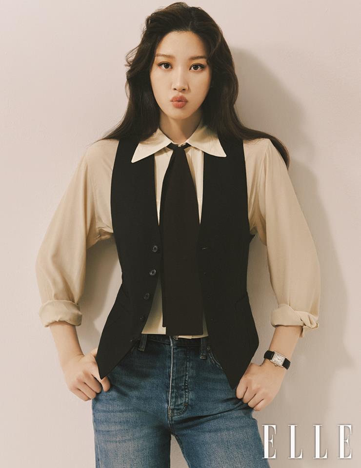  블라우스와 베스트, 타이는 모두 Celine. 데님 팬츠는 Iro. 