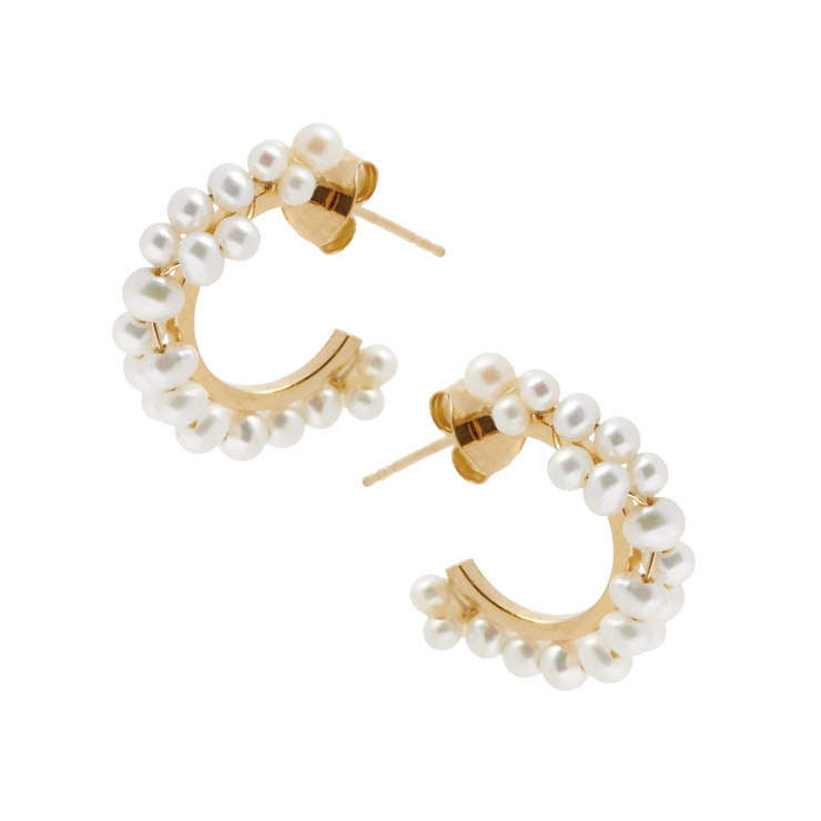 작은 진주를 리드미컬하게 배열한 이어링은 20만원대, Completedworks by Matchesfashion.