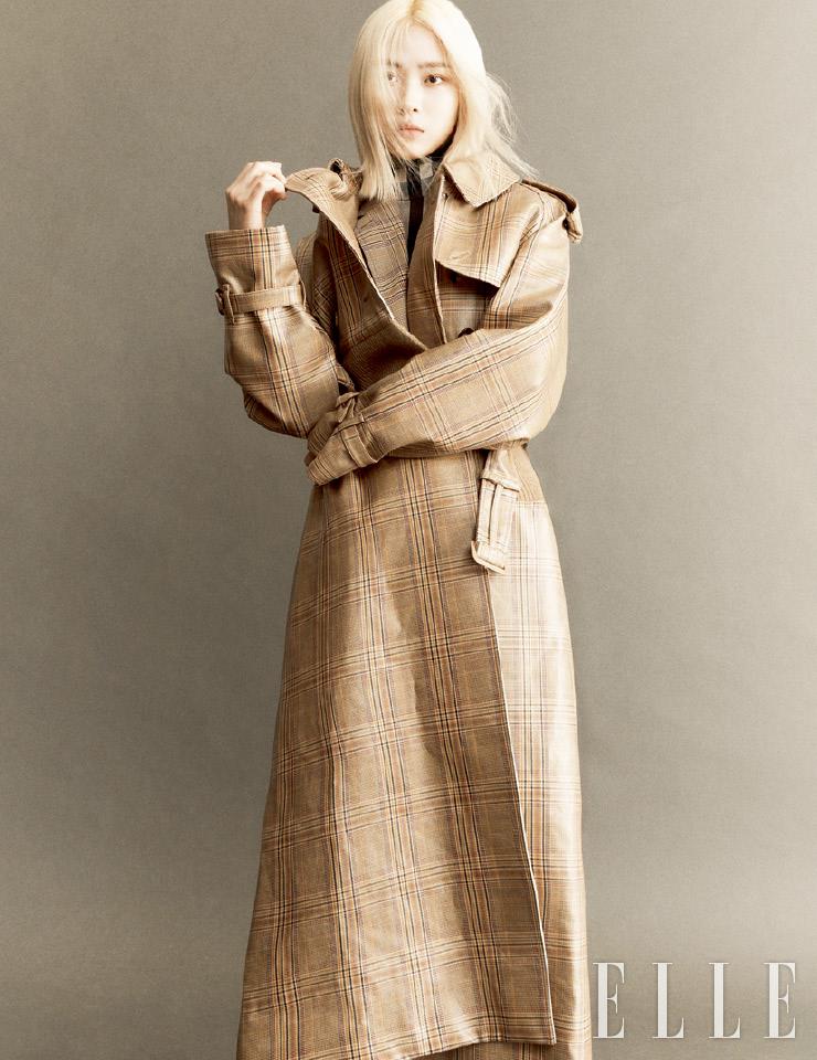 더블 브레스티드 트렌치코트와 오버사이즈 재킷, 터틀넥 톱은 모두 Burberry.