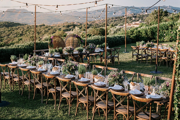 마을 풍경이 내려다보이는 리조트 정원에 빈티지풍의 다이닝 테이블을 차렸다. 