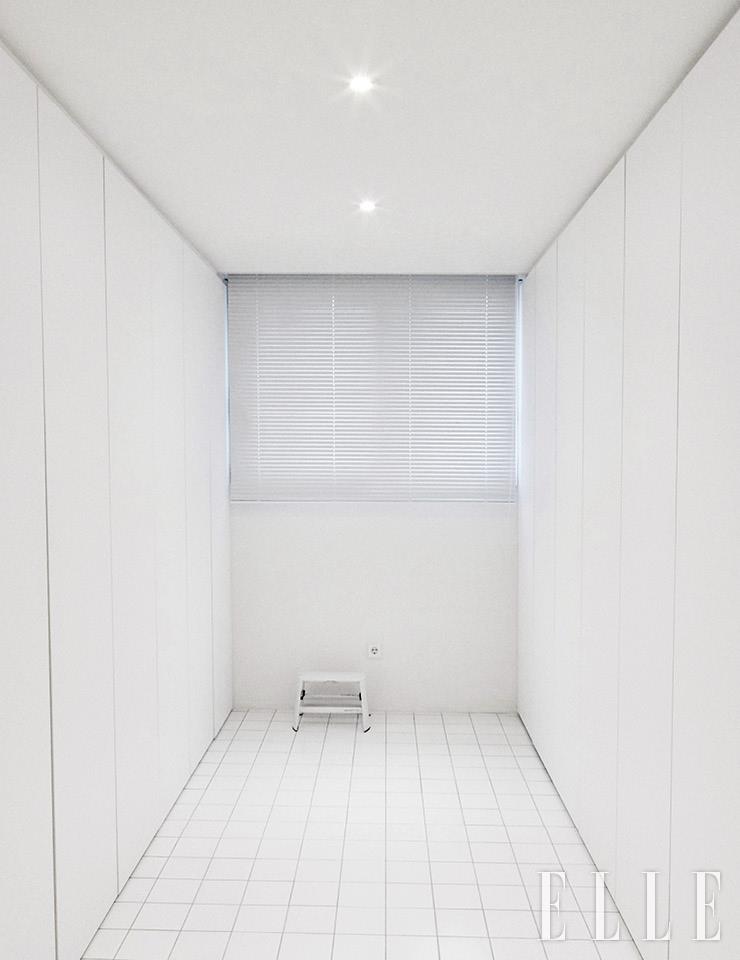 군더더기 없이 깨끗하게 꾸민 드레스 룸. 콘센트도 깔끔하게 1구로 바꿨다.