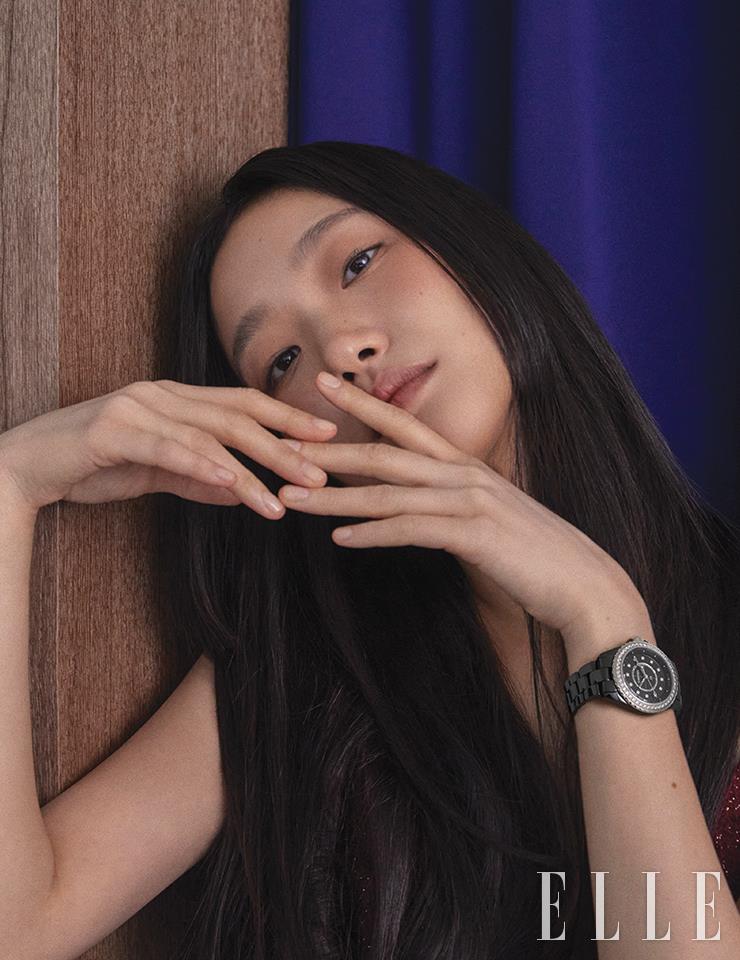 블랙 레커 다이얼에 12개의 다이아몬드 인디케이터를 장식한 블랙 세라믹 J12 워치 33mm는 Chanel Watches.
