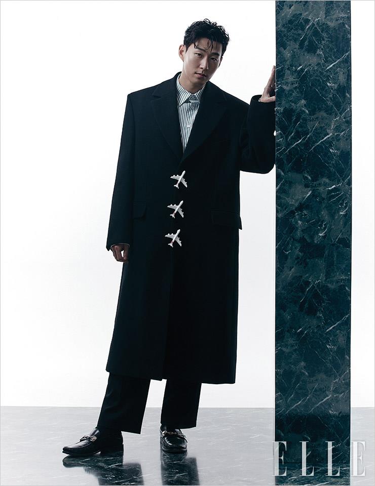 비행기 버튼으로 포인트를 준 롱코트와 스트라이프 셔츠, 팬츠, 로퍼는 모두 Louis Vuitton Men’s Collection.