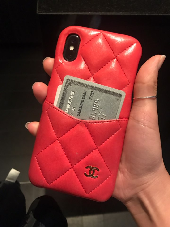 램스킨, 골드 메탈 iPhone X 클래식 케이스는 74만7천원, Chanel.