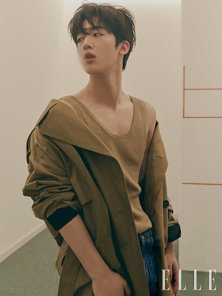트렌치코트와 슬리브리스, 데님 팬츠는 모두 Saint Laurent by Anthony Vaccarello. 